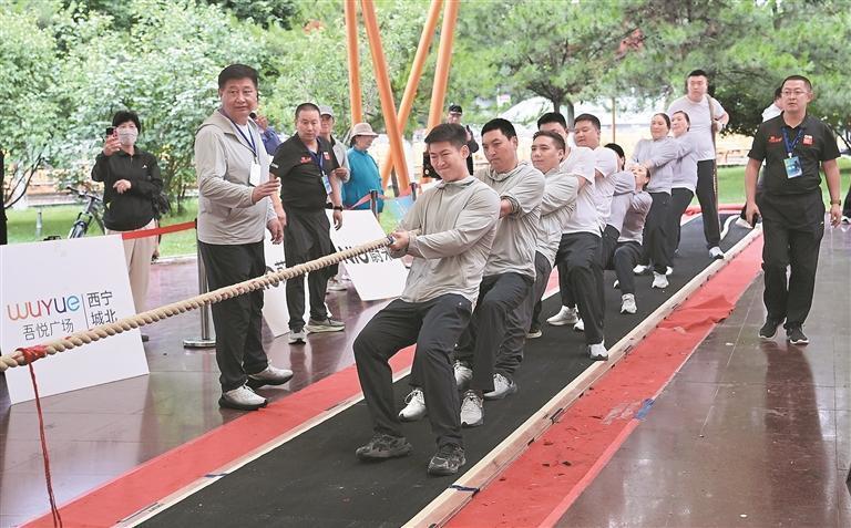 呈后仰姿势, 她习练太极