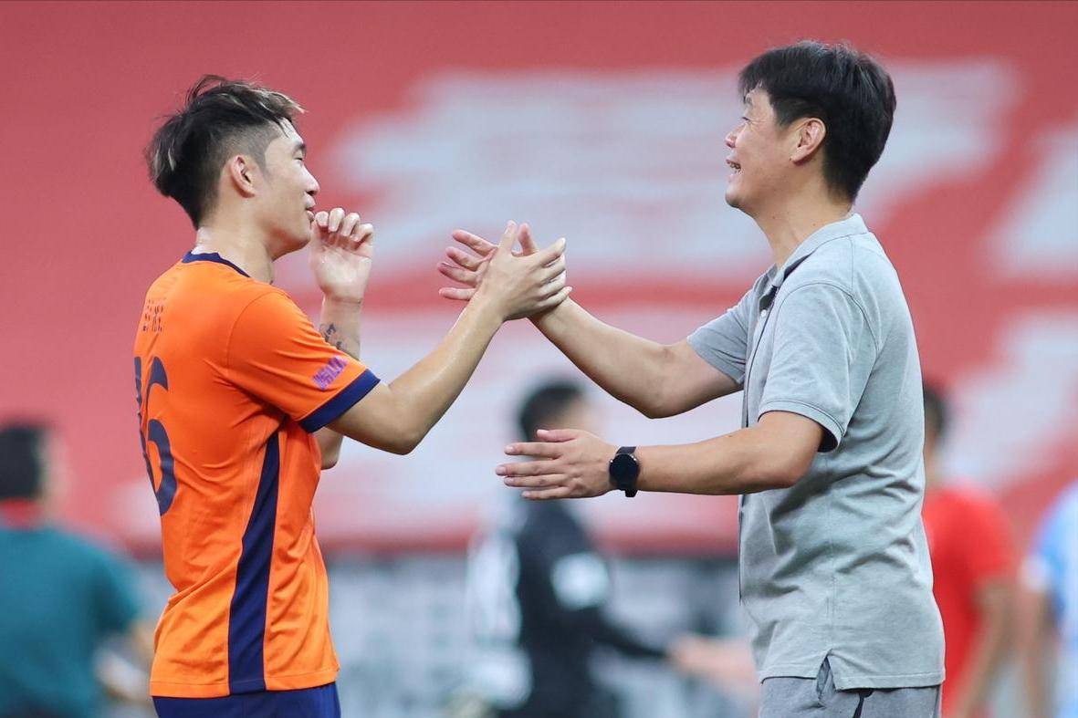 上流露出的, 战一触即发